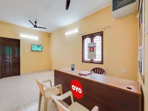 TV a/nebo společenská místnost v ubytování Hotel O Srinivasa Residency
