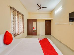 Postel nebo postele na pokoji v ubytování Hotel O Srinivasa Residency