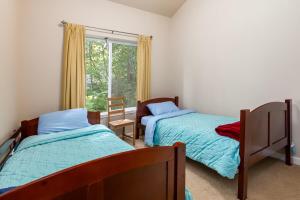 a bedroom with two beds and a window at Fairway Paradise in Packwood