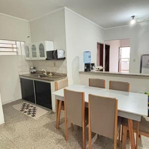Η κουζίνα ή μικρή κουζίνα στο Apartamento aconchegante e localização excelente