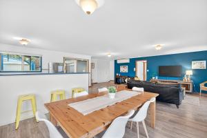 Un comedor y una sala de estar con mesa y sillas. en Beachwood - Fabulous Front-Row Goolwa Beach, Pet Friendly, en Goolwa South