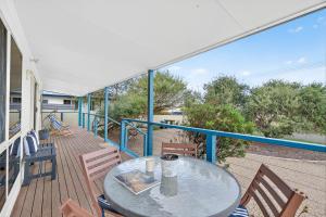 Un patio con una mesa y sillas en una terraza. en Beachwood - Fabulous Front-Row Goolwa Beach, Pet Friendly, en Goolwa South