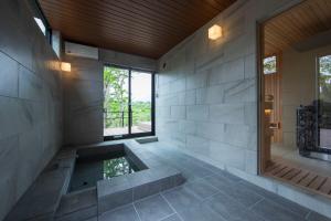 ein großes Bad mit einem Pool in der Mitte in der Unterkunft COCO VILLA 那須高原-Sauna- in Nasu + 124 Fotos