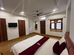 Una cama o camas en una habitación de Prem baba Haveli