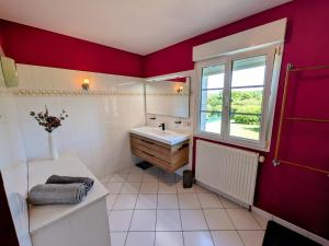 ein Badezimmer mit weißem Waschbecken und Fenster in der Unterkunft Gîte spacieux à Fretigney avec jardin et billard, idéal pour 8 pers. - FR-1-583-507 in Frétigney-et-Velloreille + 28 Fotos