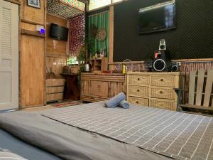 een slaapkamer met een bed met een teddybeer erop bij Mobylette Sai Gon in Ho Chi Minh-stad +23 foto's