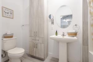 Et badeværelse på Large Suite in Downtown Montreal