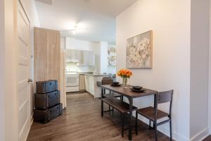 Køkken eller tekøkken på Large Suite in Downtown Montreal