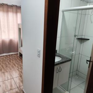 Um banheiro em Hostel Residencial Botânico