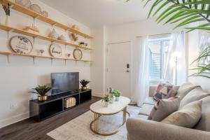 Et tv og/eller underholdning på Large Suite in Downtown Montreal