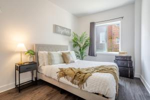 En eller flere senge i et værelse på Large Suite in Downtown Montreal