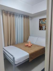 Un dormitorio pequeño con una cama con dos almohadas encima. en 5th Floor Tower A 1-Bedroom Unit with Unlimited Internet Access and Netflix, en Manila