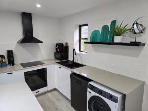 Kuchyň nebo kuchyňský kout v ubytování Spacious Beach Apartment Yeppoon - ARay at Cooee Bay - Apt B