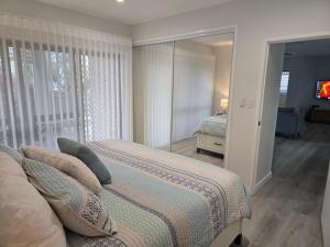 Postel nebo postele na pokoji v ubytování Spacious Beach Apartment Yeppoon - ARay at Cooee Bay - Apt B