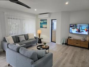 TV a/nebo společenská místnost v ubytování Spacious Beach Apartment Yeppoon - ARay at Cooee Bay - Apt B