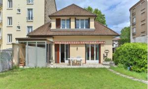 クレテイユにあるElégant appartement calme et proche de Paris- Henri Mondorの庭の小屋