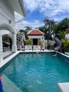 Bazén v ubytování Ocean Breeze Poolvilla at Pattaya nebo v jeho okolí