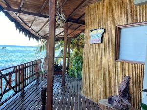 Rõdu või terrass majutusasutuses Hotel Katamaran