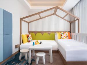 Ein Bett oder Betten in einem Zimmer der Unterkunft Hilton Garden Inn Jakarta Taman Palem