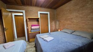 a bedroom with a bed with two towels on it at Casa Da Floresta Cercada com Piscina in Santo Antônio do Pinhal +68 photos