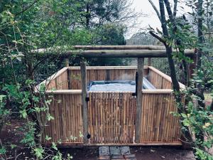 Romantic Retreat with Spa and Private Gardens外面的花园