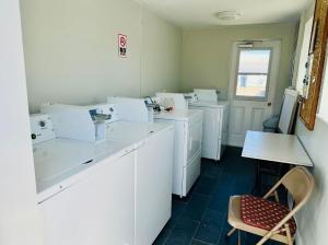 Φωτογραφία από το άλμπουμ του Cottage 32, Flamingo Bungalow - Dora Canal Court - a downtown, waterfront community σε Tavares