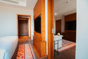 TV a/nebo společenská místnost v ubytování Palm Springs Hotel Dili