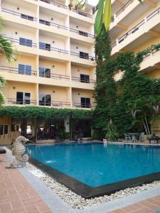 uma piscina em frente a um hotel em Opey De Place em Pattaya Central