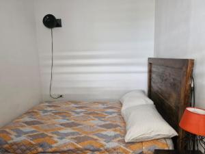 アンティグア・グアテマラにあるCozy Casita Lemusのベッドルーム(枕、ランプ付)