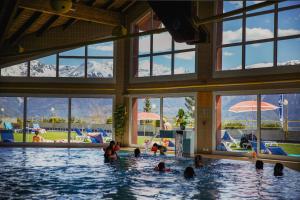Bazén v ubytování Hôtel Les Bains d'Ovronnaz nebo v jeho okolí