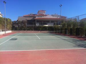 un campo da tennis di fronte a un edificio di Pyla Gardens Apartment E 202 a Pyla