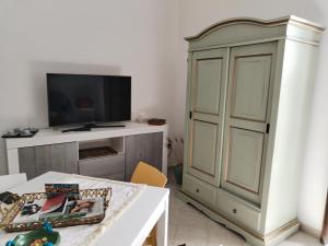 A television and/or entertainment centre at Sol&Luna 1909 Tourist Location in Old Town