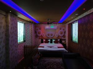 Postel nebo postele na pokoji v ubytování Hotel Royal Mansion Somnath