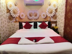 Postel nebo postele na pokoji v ubytování Hotel Royal Mansion Somnath