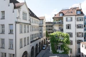 Blick auf eine Straße in einer Stadt mit Gebäuden in der Unterkunft Paradeplatz Apartment by Airhome in Zürich