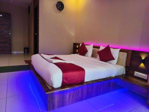 Postel nebo postele na pokoji v ubytování Hotel Royal Mansion Somnath