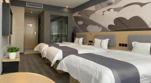 eine Reihe von 4 Betten in einem Hotelzimmer in der Unterkunft Thank Inn Ningxia Yinchuan Helan County Ningxia Jiaotong School in Fengdeng