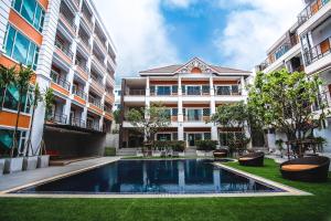 Bazén v ubytování FX Hotel Pattaya nebo v jeho okolí