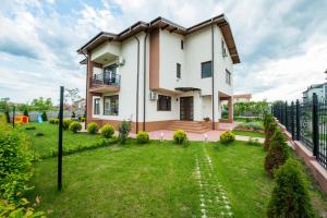 a house with a lawn in front of it at Elina in Techirghiol