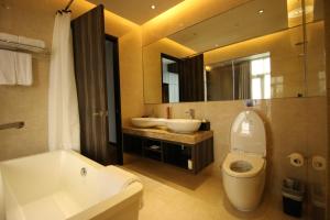 
A bathroom at Aqueen Hotel Paya Lebar (SG Clean, Staycation Approved)
