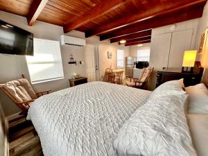 Ένα ή περισσότερα κρεβάτια σε δωμάτιο στο Cottage 34, Coconut Cottage - Dora Canal Court - a downtown, waterfront community