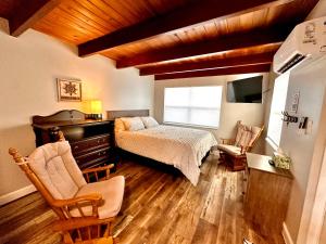 Μια τηλεόραση ή/και κέντρο ψυχαγωγίας στο Cottage 34, Coconut Cottage - Dora Canal Court - a downtown, waterfront community