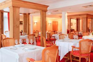 Restaurace v ubytování Médicis Home Puteaux