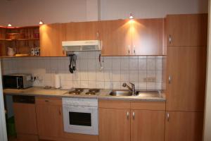 Een keuken of kitchenette bij family & friends