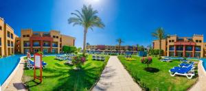 un resort con piscina y palmeras y un resort en Titanic Beach - Families and Couples only, en Hurghada