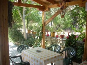 uma mesa e cadeiras sob uma pérgola de madeira em Panorama em Kallithea Halkidikis