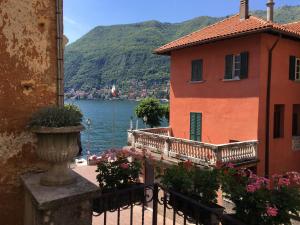 a building with a balcony next to a body of water at Bed & Breakfast Dèco in Torno