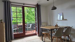 une salle à manger avec une table et des chaises et un balcon dans l'établissement Waldliebe, à Bad Sachsa 18 autres photos