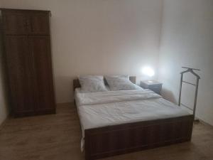 Ένα ή περισσότερα κρεβάτια σε δωμάτιο στο DOBA - ЦЕНТР 2 ком 7-8місць Завжди тепла !