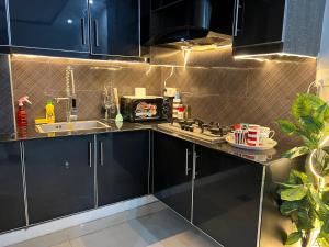 Η κουζίνα ή μικρή κουζίνα στο 2 Bedroom Apartment in Citi Housing Jhelum, Global Glory by Sehrash Holiday Homes